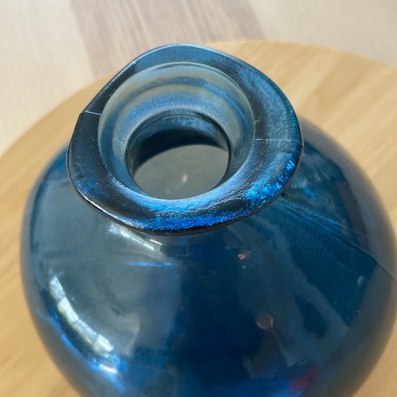 Beautiful blue glass vase for flowers or just on it’s own. - Picture 3 of 6